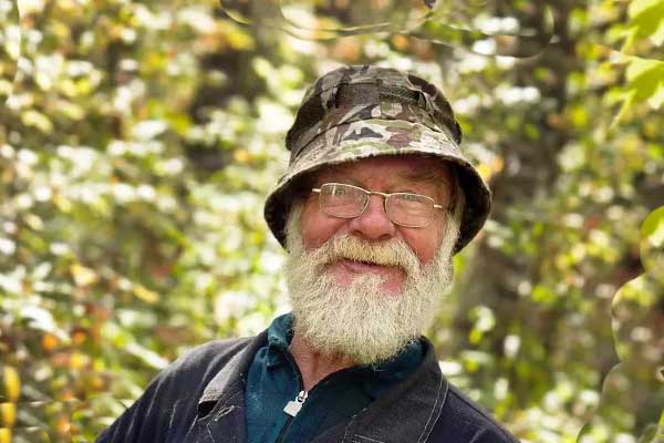 старый рыбак в очках и шляпе