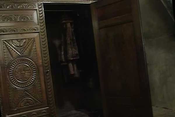 старый деревянный шкаф ночью