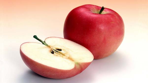 разрезанное красное яблоко