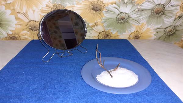 зеркало и блюдце с солью