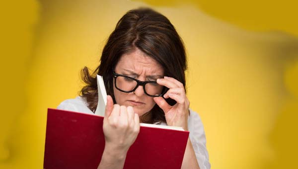 женщина с книгой и в очках