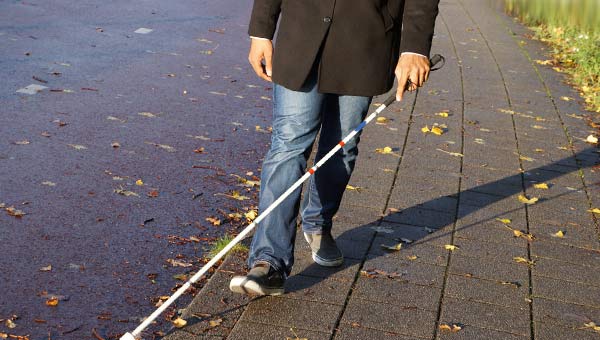 слепой с тростью