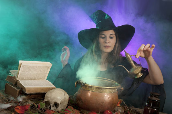 ведьма готовит зелье
