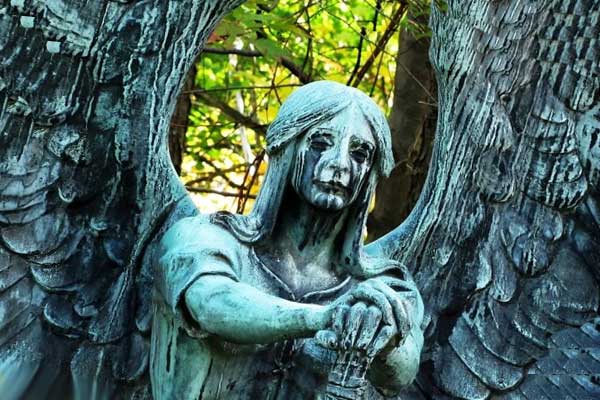 зловещий памятник