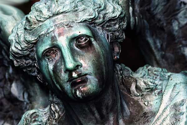 статуя со скорбным лицом