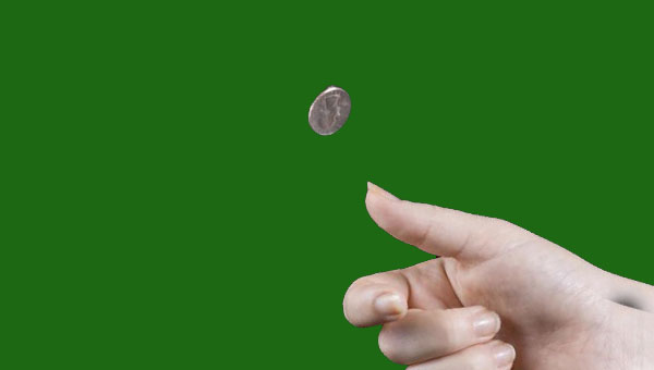 рука подбрасывает монету