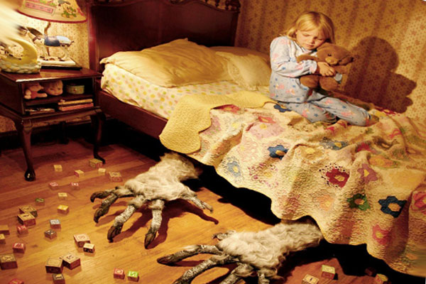 монстр вылезает из-под кровати девочки