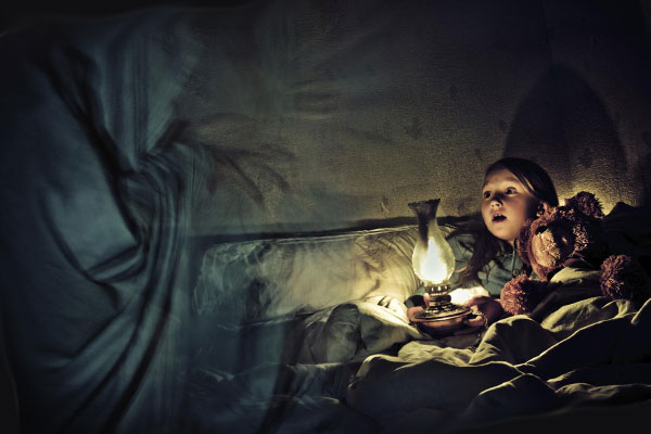 испуганная девочка с лампой