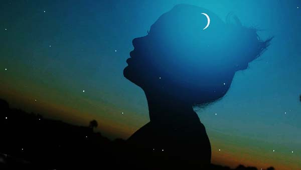 силуэт девушки на фоне звездного неба