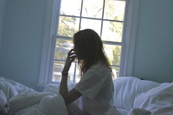 девушка в кровати