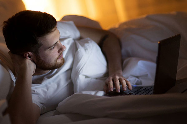 парень с ноутбуком