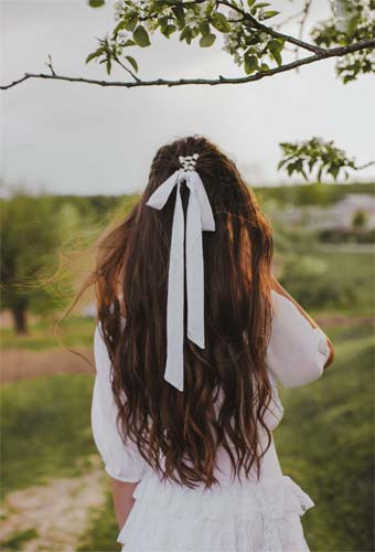 девушка под деревом