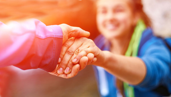 человек протягивает руку помощи