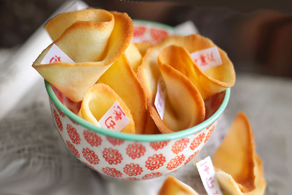 миска с китайским печеньем