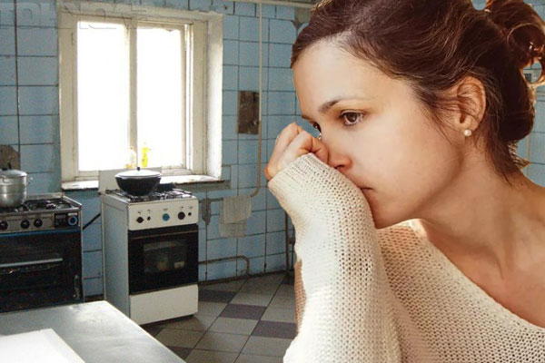 девушка на кухне в общежитии