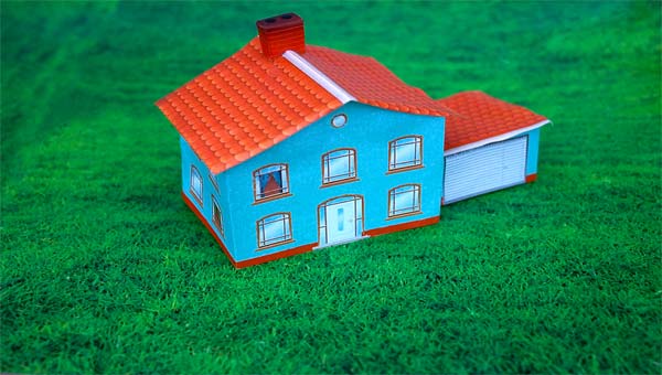 игрушечный домик на зелёной траве