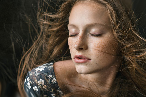 девушка с веснушками