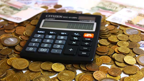 калькулятор и деньги, монеты