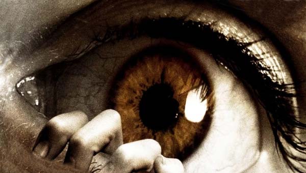 рука высовывается из глаза