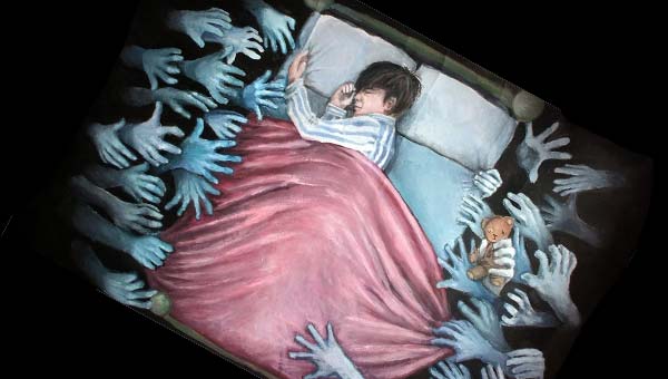 ребенок спит, к мальчику тянутся синие руки