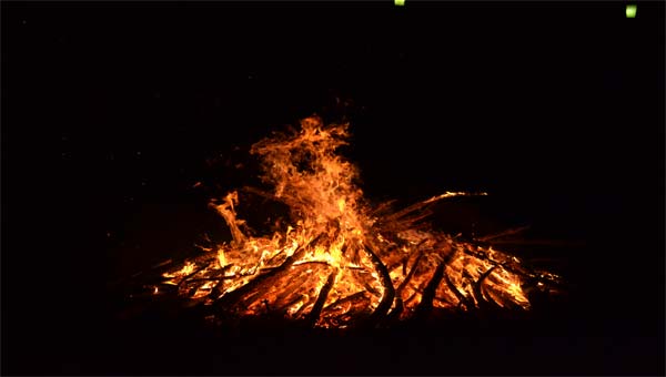 костёр горит в ночи