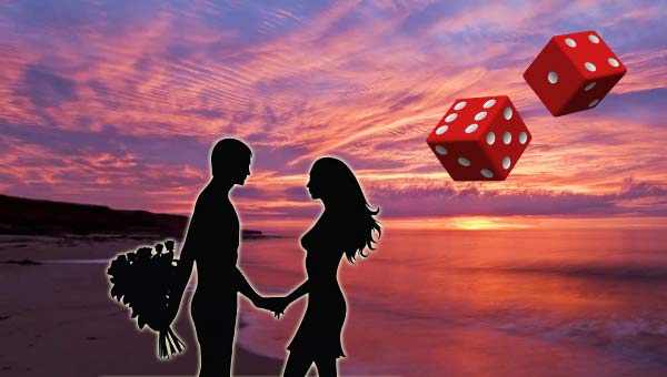 Влюблённая пара возле моря, силуэты парня и девушки