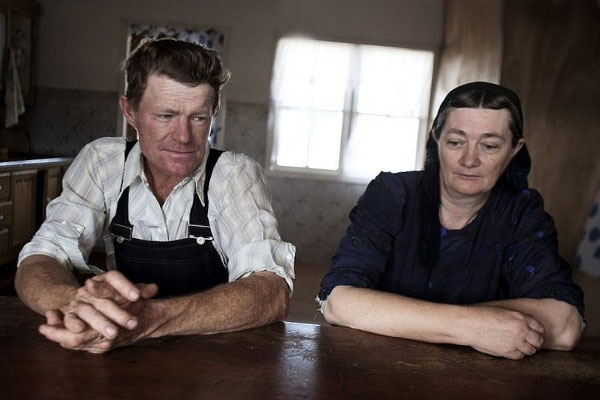 муж и жена за столом