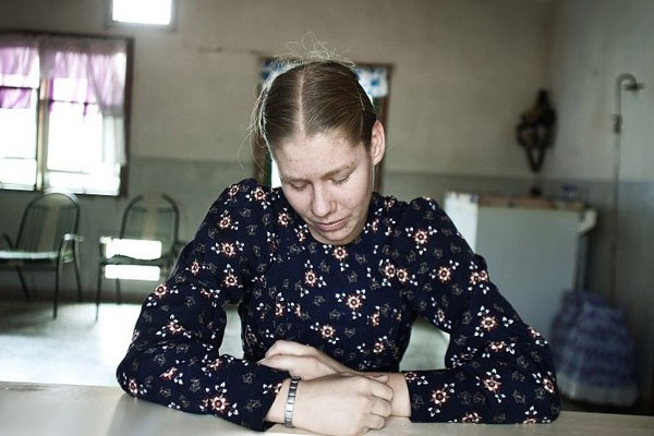 девушка в цветастом платье за столом