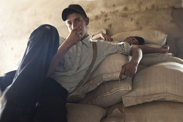 парни лежат на мешках с зерном