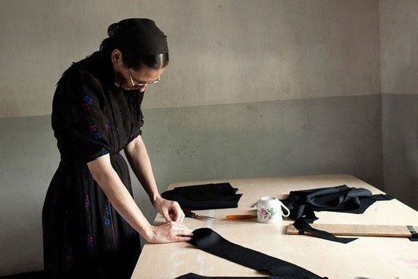 женщина делает выкройку одежды