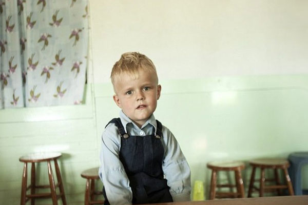 мальчик на фоне табуреток