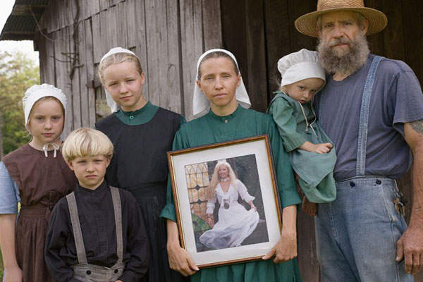 семья на фоне деревянного дома