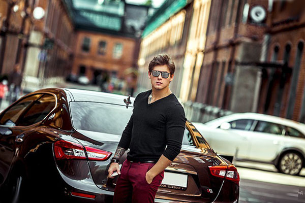 парень возле иномарки