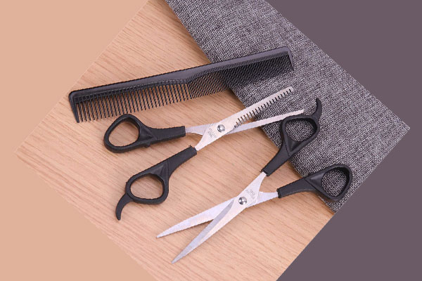 расческа и ножницы