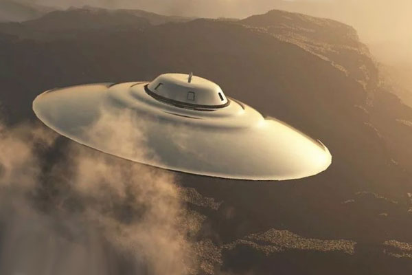 летающая тарелка в небе