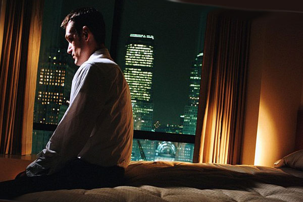 мужчина сидит на кровати