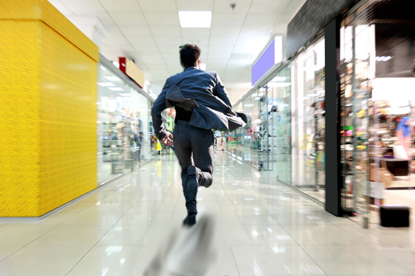 парень в торговом центре