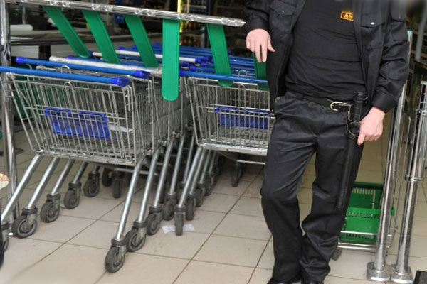 охранник в магазине