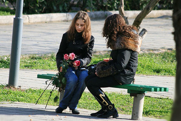 подруги на лавочке