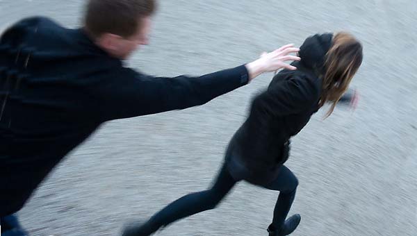 мужчина гонится за девушкой