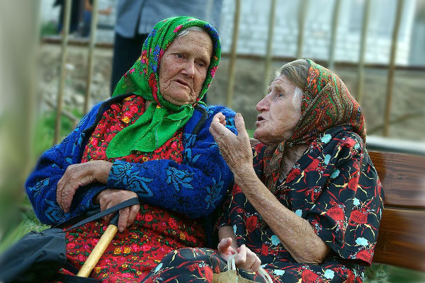 две старушки на лавочке