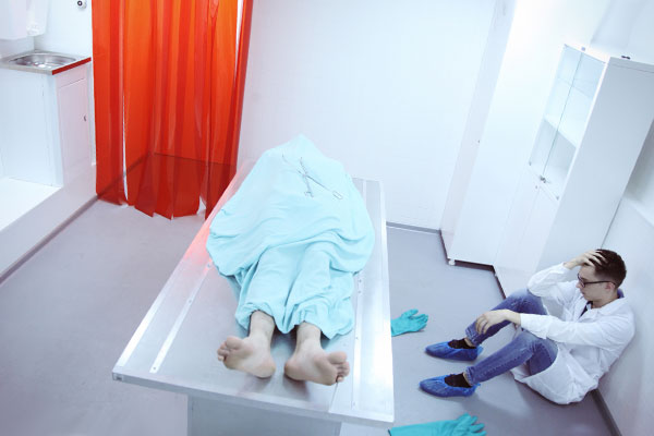 покойник в морге под простынёй