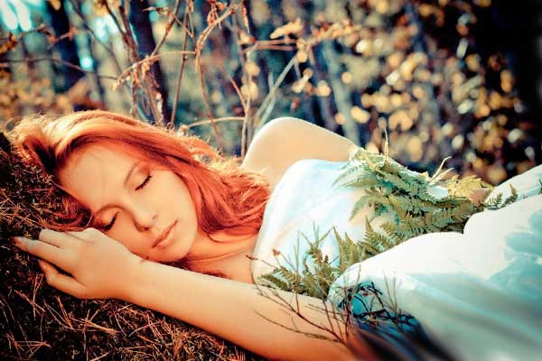 девушка спит в лесу