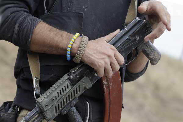 мужчина с автоматом