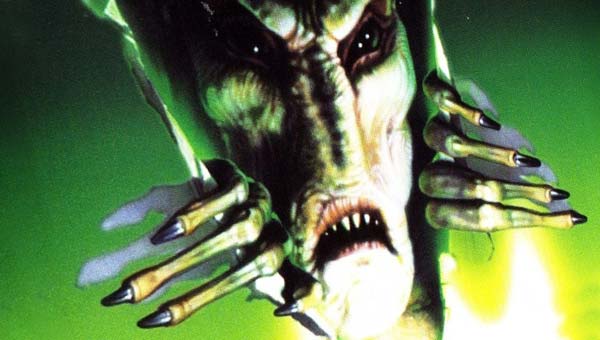 зелёный монстр прорывается через стену