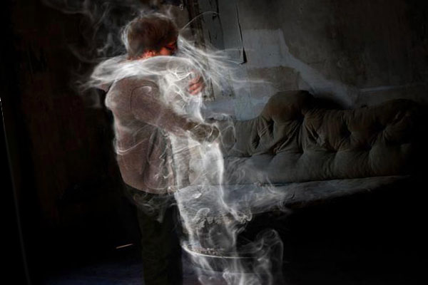 человек обнимает призрака