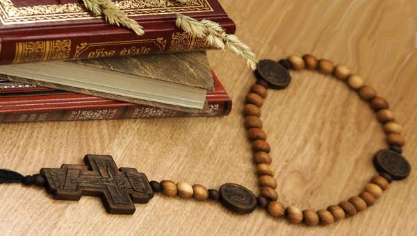священные книги и четки
