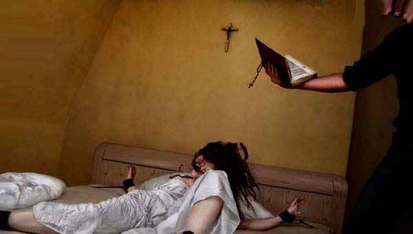 священник изгоняет бесов