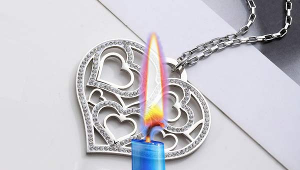 синяя свеча и подвеска в форме сердца