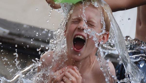обливание ребенка холодной водой